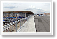 Терминал «Пулково». Ограждения форкортов: сталь; горячий цинк 2 слоя; поручень - нержавеющая сталь; длина 2200 метров