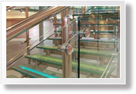 ТРК «Радуга». Винтовая лестница из нержавеющей стали со стеклянными ступенями. Ограждения винтовой лестницы из нержавеющей стали со стеклом.
