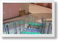 ТРК «Радуга». Винтовая лестница из нержавеющей стали со стеклянными ступенями. Ограждения винтовой лестницы из нержавеющей стали со стеклом.